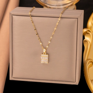 Collier goutte doré raffiné avec pendentif rectangulaire serti sur une boîte à bijoux