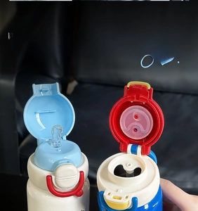 Detail of 500ml insulated bottle showing dual-drinking lid with straw and direct spout