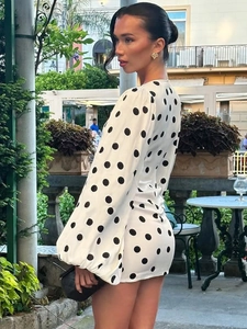 Abito corto a pois con scollo a V e maniche a lanterna per un look estivo casual