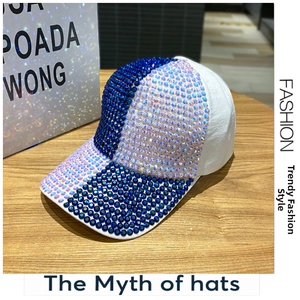 Dettaglio del cappellino bianco con strass blu e bianchi incastonati a mano