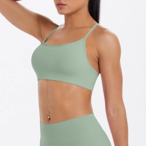Détail de la brassière de sport vert menthe et du legging de yoga assorti