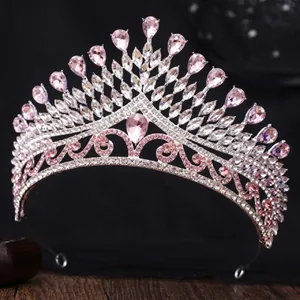 Detailansicht der silbernen Brautkrone mit rosa Strasssteinen und Kristallblattmotiven
