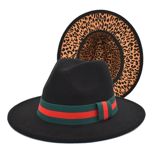 Chapeau fedora en feutre noir avec ruban rayé et bordure intérieure à motif léopard
