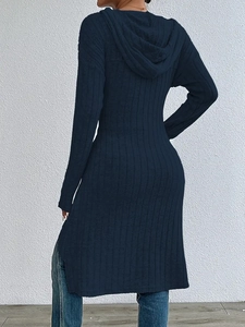 Vue arrière d'un long gilet à capuche bleu marine en maille côtelée avec fente latérale