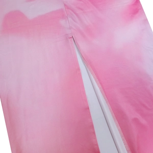 Détail de la fente arrière d'une robe tie-dye rose montrant la précision de la couture