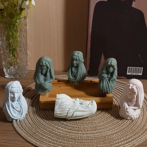 Détails de moules à bougies en buste de femme voilée avec ornements floraux