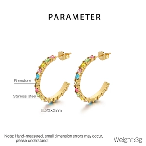 Tabella taglie di orecchini a C in acciaio dorato con strass colorati e brillanti