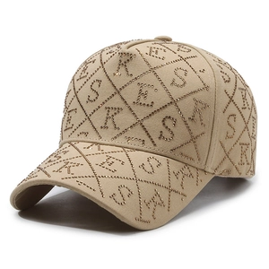 Casquette de baseball kaki avec motif losanges en strass dorés et lettres SKE