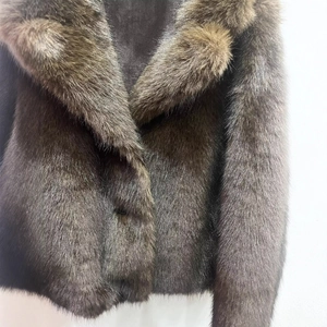 Veste en fausse fourrure marron foncé avec col en peluche et texture brillante