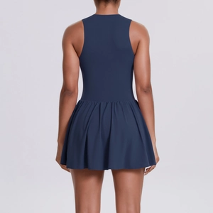 Abito da tennis blu navy con scollo all'americana e gonna a pieghe posteriore