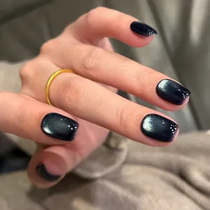 Polished blue-green cat's eye nail gel with magnetic shimmer and nickel-free formula