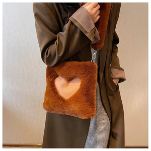 Borsa a tracolla in pelliccia sintetica marrone con cuore rosa e fibbie argentate