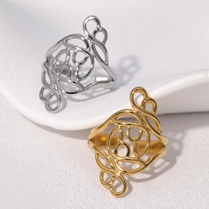 Anello con linee astratte cave in oro e argento lucido per un look moderno e minimal