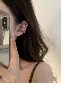 Détail de la bague d'oreille papillon violet dégradé portée par un mannequin