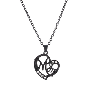 Détail du pendentif cœur noir avec inscription Mom et pierres de zircone scintillantes