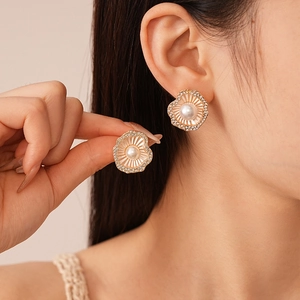 Boucles d'oreilles vintage en perles et strass avec un design de fleur à volants