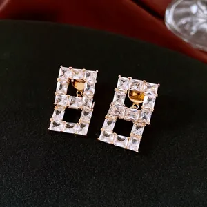 Boucles d'oreilles carrées évidées plaquées or avec zircons étincelants pour femmes