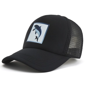Vista dettagliata del cappellino trucker in rete nera con patch delfino che salta