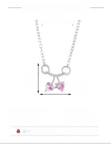 Vista detallada del colgante de corazón rosa con medidas de 1,2 cm y cadena de plata