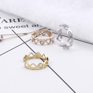 Trois bagues cœur évidées avec strass en or, argent et or rose, design ajustable