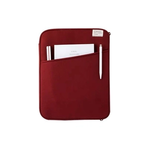 Dunkelrote gepolsterte Laptoptasche für iPad und MacBook mit A LOW HILL Webetikett