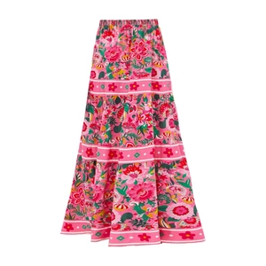 Détail de jupe longue bohème rose à fleurs avec taille élastique et design à plusieurs niveaux