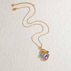 Dettaglio della collana in argento S925 placcato oro 18K con ametista e zaffiri