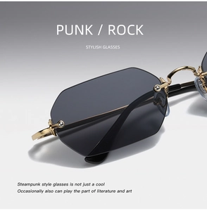 Primer plano de gafas punk de metal dorado con lentes poligonales gris oscuro