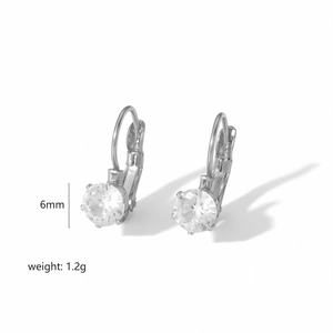 Détail des boucles d'oreilles 6mm en argent avec zircone et fermoirs à levier