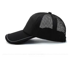 Détail de maille respirante et bord réfléchissant sur la visière d'une casquette noire