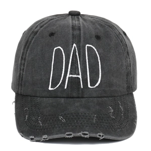 Dettaglio della tesa consumata e del ricamo DAD sul cappellino in cotone lavato