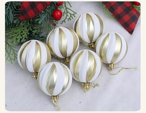 Detail of 6cm Christmas balls with gold and white spiral texture on pine branches
