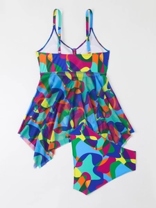 Detaillierte Ansicht eines Übergrößen-Tankinis mit buntem Geometrie-Print und Netzrock