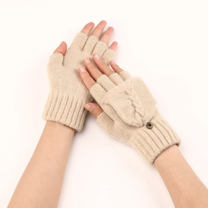 Dettaglio di guanti in maglia beige con patta, motivo a trecce e bordo in pelliccia
