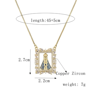 Dettaglio del ciondolo Madonna dimensioni 2.7x2.2cm in rame dorato con zirconi brillanti
