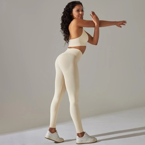 Detail von geripptem nahtlosem Yoga-Set in Creme mit Neckholder-BH und High-Waist-Leggings