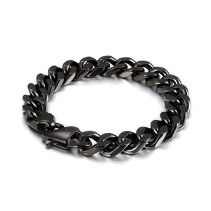 Détail macro du bracelet à maille gourmette noire avec maillons imbriqués et polis