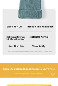 Dettaglio cappello in maglia blu ciano con specifiche su misura 54-60cm e materiale