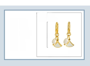 Détail des boucles d'oreilles en acier inoxydable plaqué or 18K avec perle et coquillage