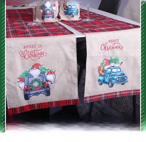 Détail d'un chemin de table de Noël avec camion bleu et gnomes sur tissu de jute