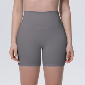 Détail du short de sport sans couture à taille haute en gris foncé avec texture mate