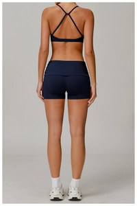 Détail du short de yoga bleu marine à taille haute et brassière sport à dos croisé