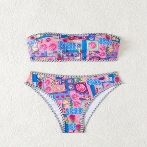 Flachbild eines trägerlosen Bikinis mit tropischem Fruchtprint und buntem Streifenrand