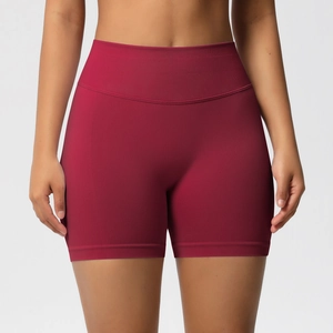 Détails macro du short de fitness bordeaux sans couture à taille haute et ceinture côtelée