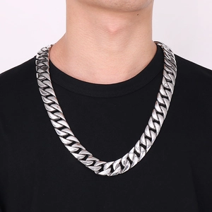 Chaîne cubaine argentée polie 20mm pour homme sur mannequin, bijoux hip-hop en acier