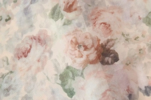 Gros plan détaillé de l'imprimé floral rétro sur un tissu en mousseline léger et voilé