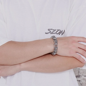 Nahaufnahme eines Vintage-Totenkopf-Armbands aus Stahl mit gotischem Kettendesign