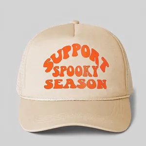 Beigefarbene Trucker Cap mit orangem Support Spooky Season Text und Mesh-Rückseite