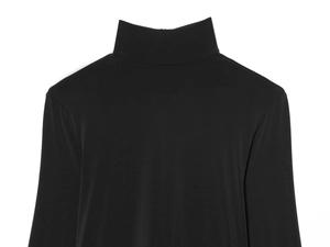 Détail d'un body noir à col montant et manches longues en tissu élastique avec texture fine