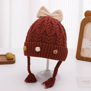 Cappello invernale bordeaux in maglia a trecce per neonati con fiocco e treccine